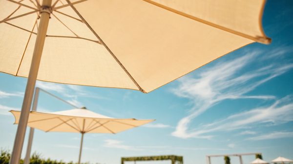 Choisir des parasols de lieu pour un confort événementiel stylé